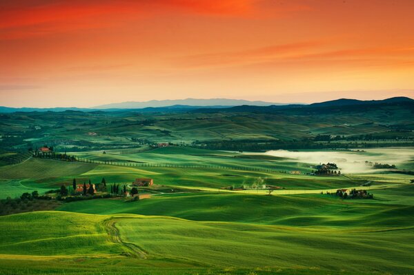 Schöner Sonnenuntergang mit Blick auf die Felder Italiens