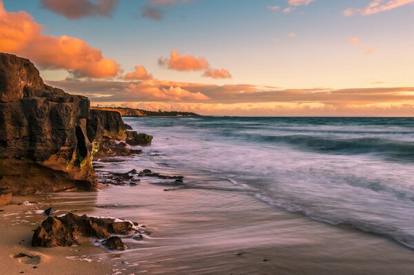 Plage de rochers au coucher du soleil