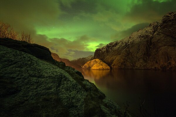 Isla Noruega con Aurora boreal