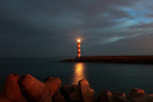 Vue du phare lumineux au crépuscule