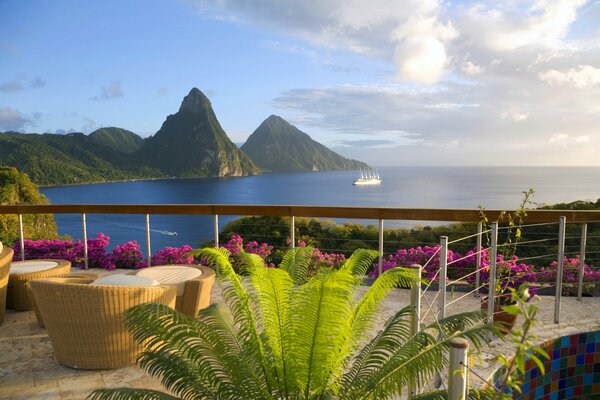 Blick von der Terrasse auf das Meer und die Berge