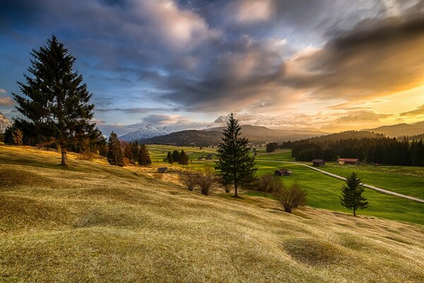 Die Berge Bayerns mit dem Haus . Felder mit Wäldern und Hügeln