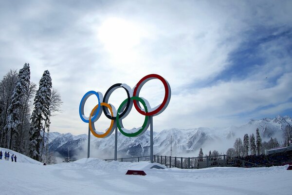 Олемпийские кольца в горах зимой