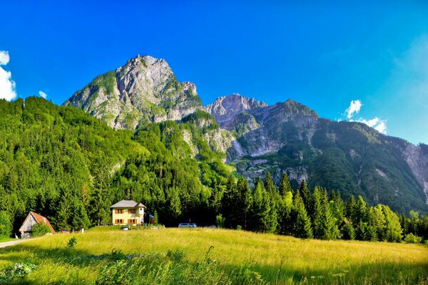 Maisons dans les montagnes. Nature De L Italie