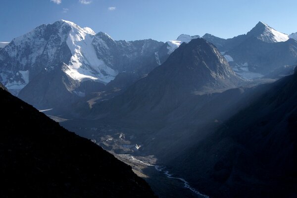 Sommets enneigés des montagnes de l Altaï