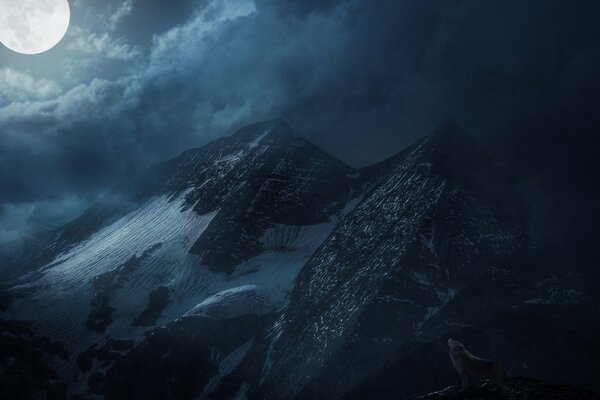 Montagnes dans le silence de la nuit au clair de Lune