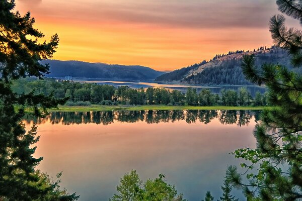 Hermoso paisaje cerca del río