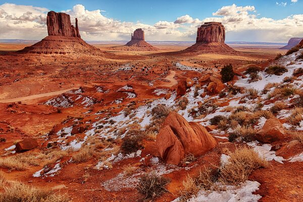 Arizona, Monument Valley. Schnee in der Wüste auf den Felsen