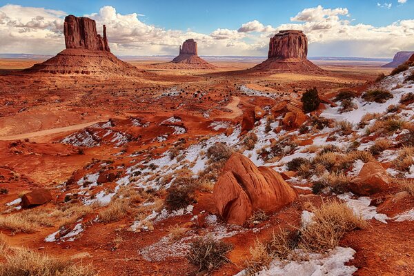 Аризона, долина монументов. Снег в пустыне на скалах