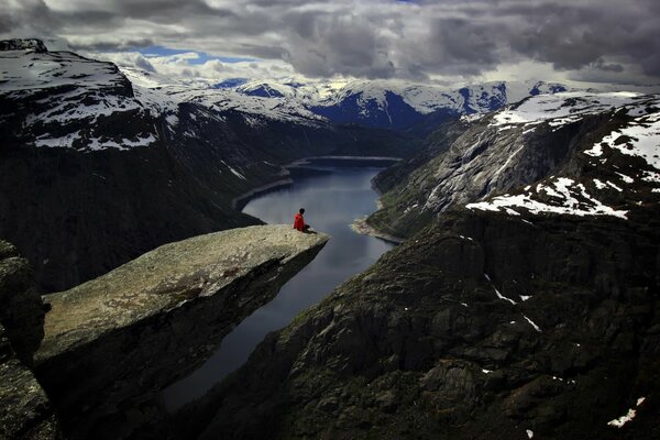 Ein Steinvorsprung in Norwegen ist die Sprache eines Trolls