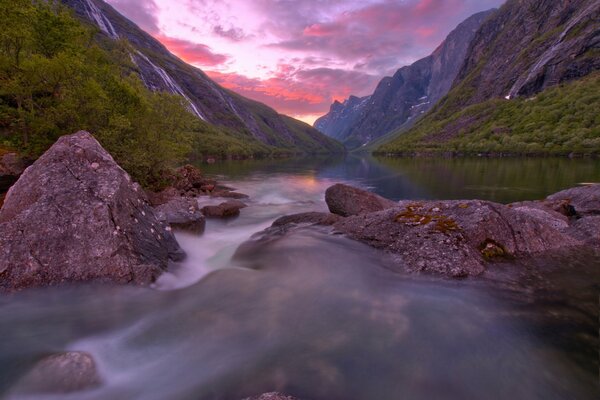 Lac extraordinaire en Norvège. Montagnes fermant le coucher du soleil