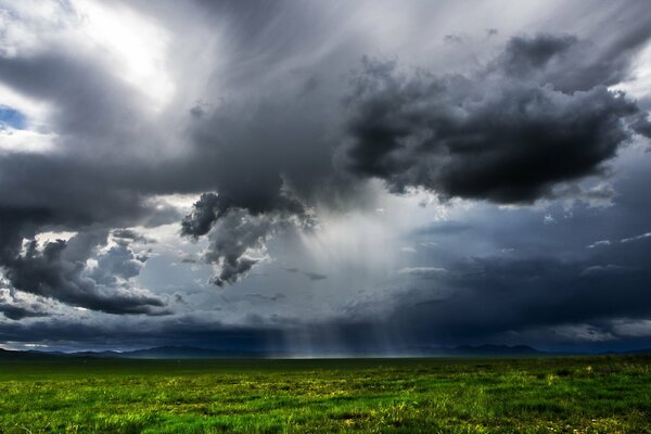 Die Natur. Die Wolken. Das Feld. Der Regen