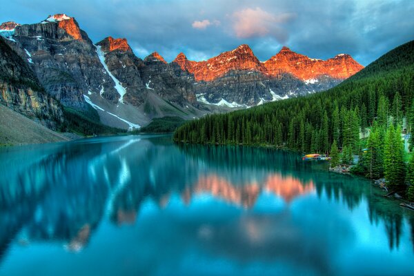 Die Berge spiegeln sich in der Wasseroberfläche des Sees wider