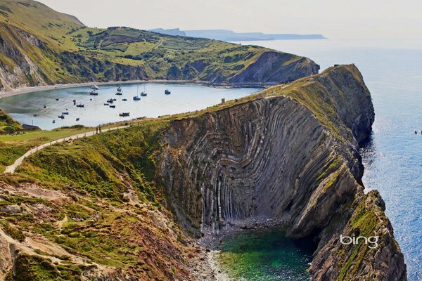 Озеро в скалах, море и голубое небо