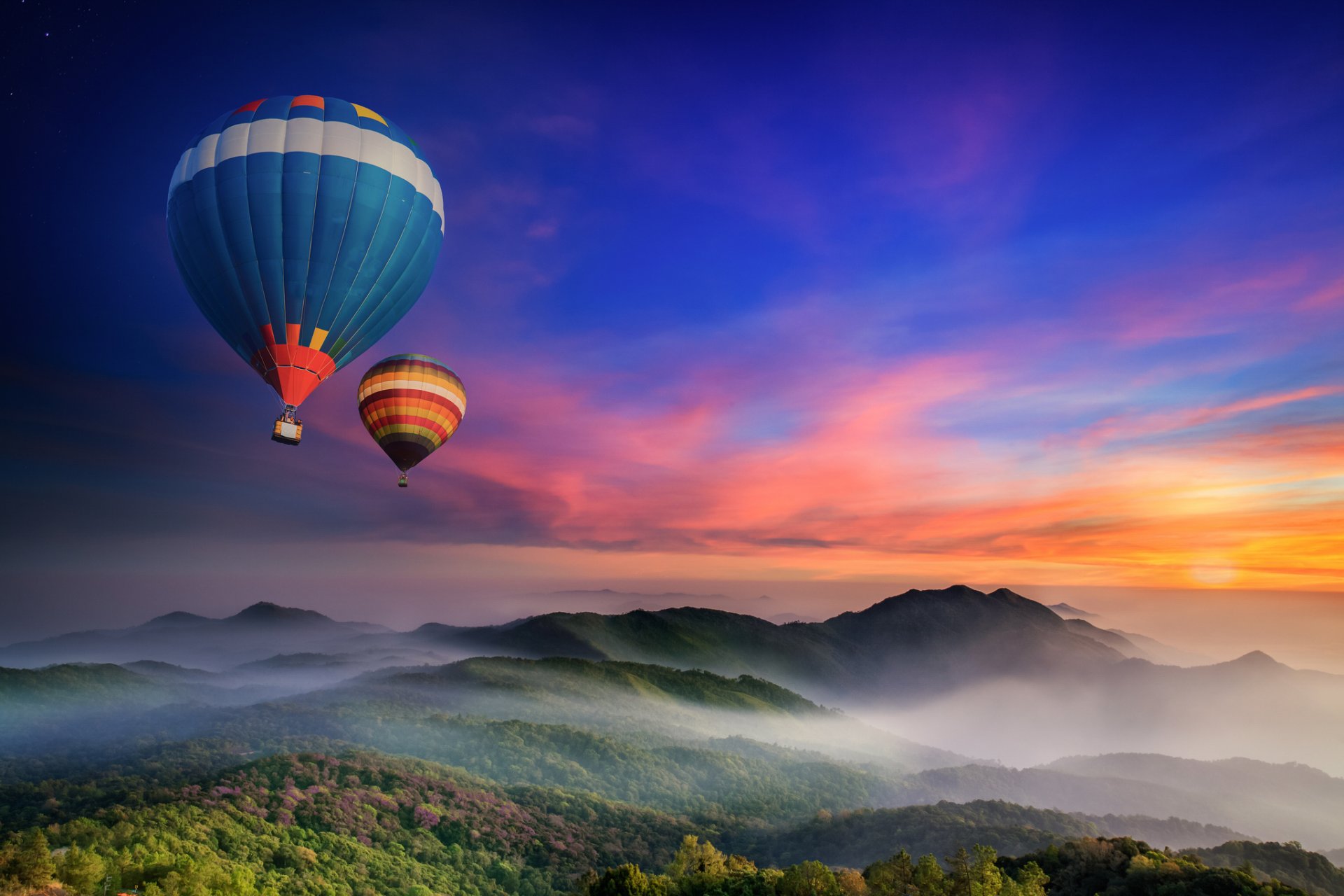 montagnes forêt brouillard matin aube ballons