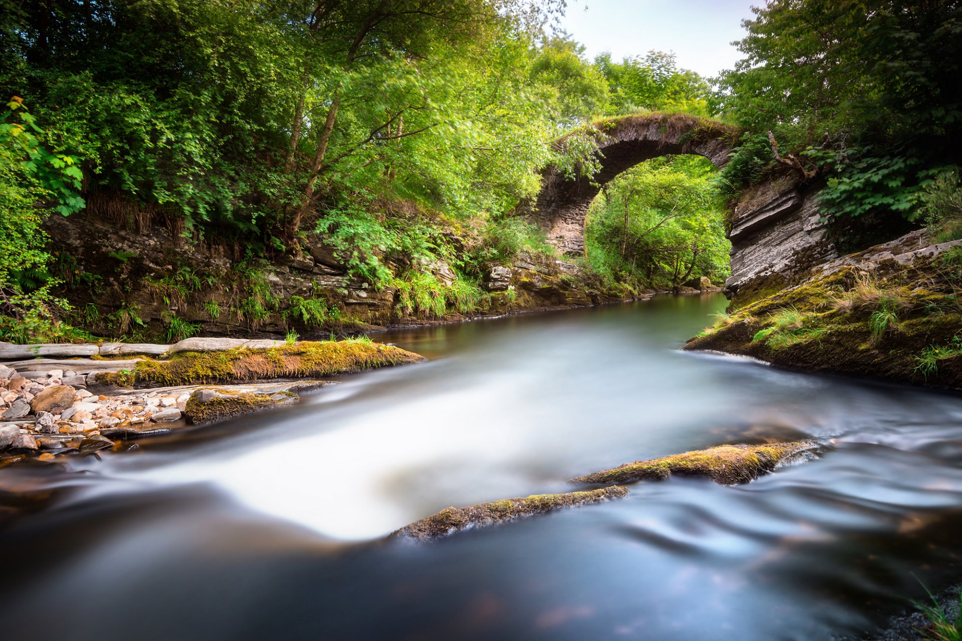 schottland alba großbritannien park tal fluss steine bäume grün brücke natur landschaft