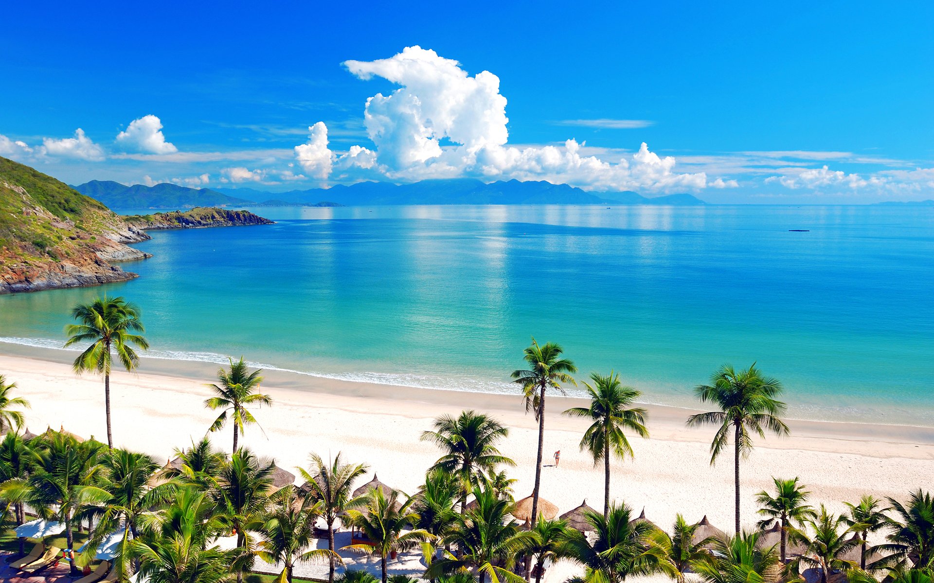 himmel wolken meer ozean tropen berge palmen mädchen ufer strand urlaub