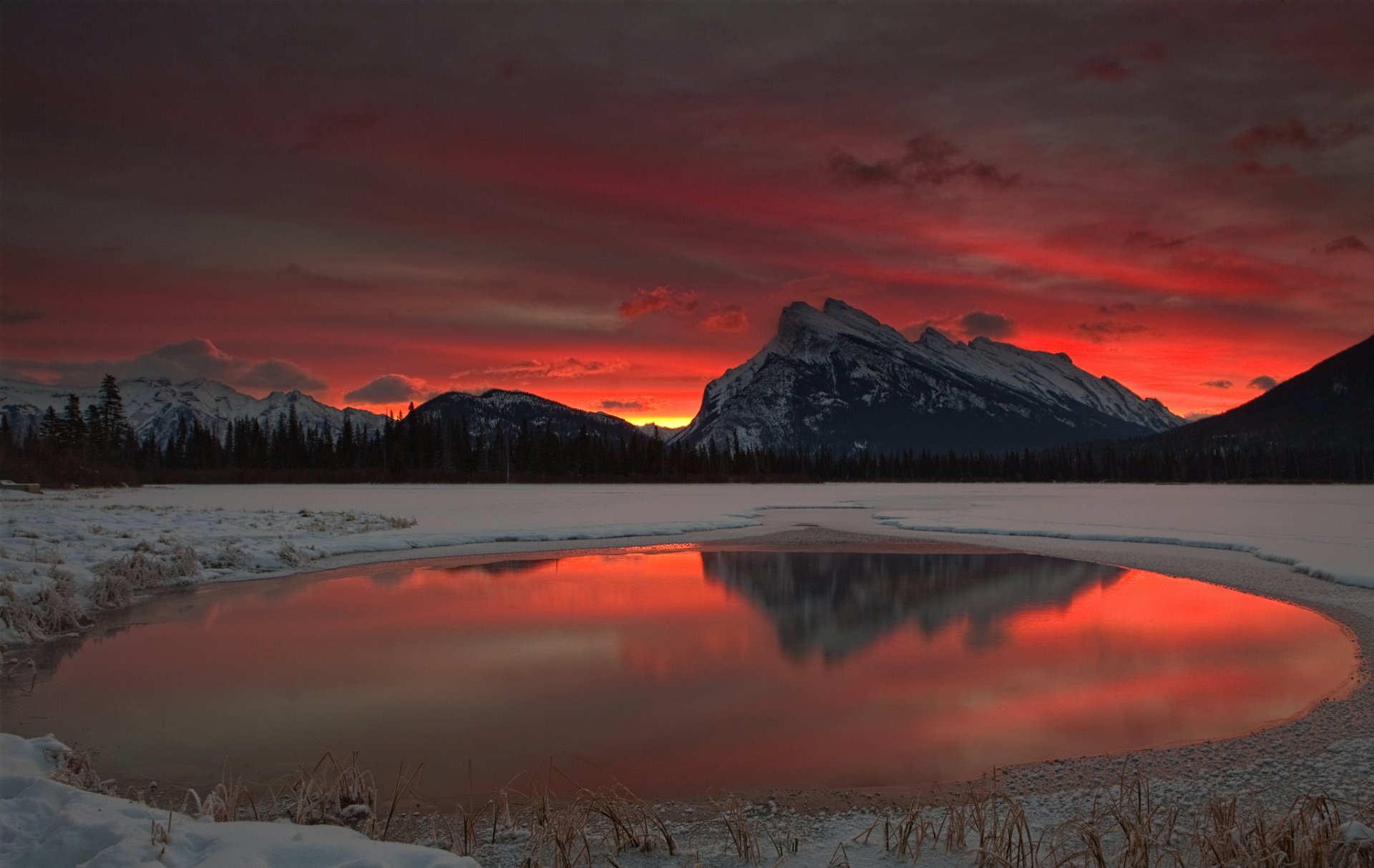 montagnes lac neige aube hiver