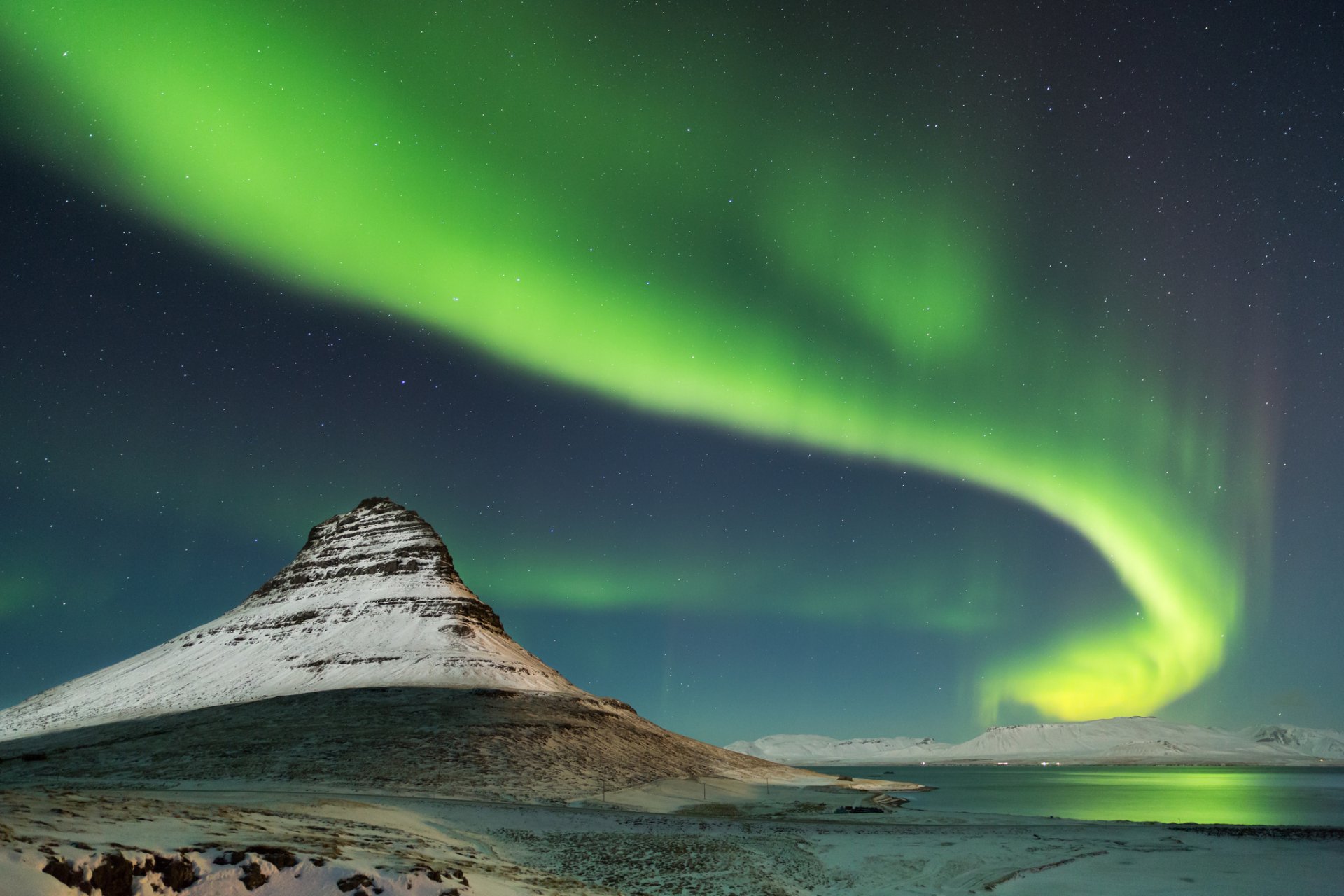 islandia kirkjufell góra śnieg noc zorza polarna