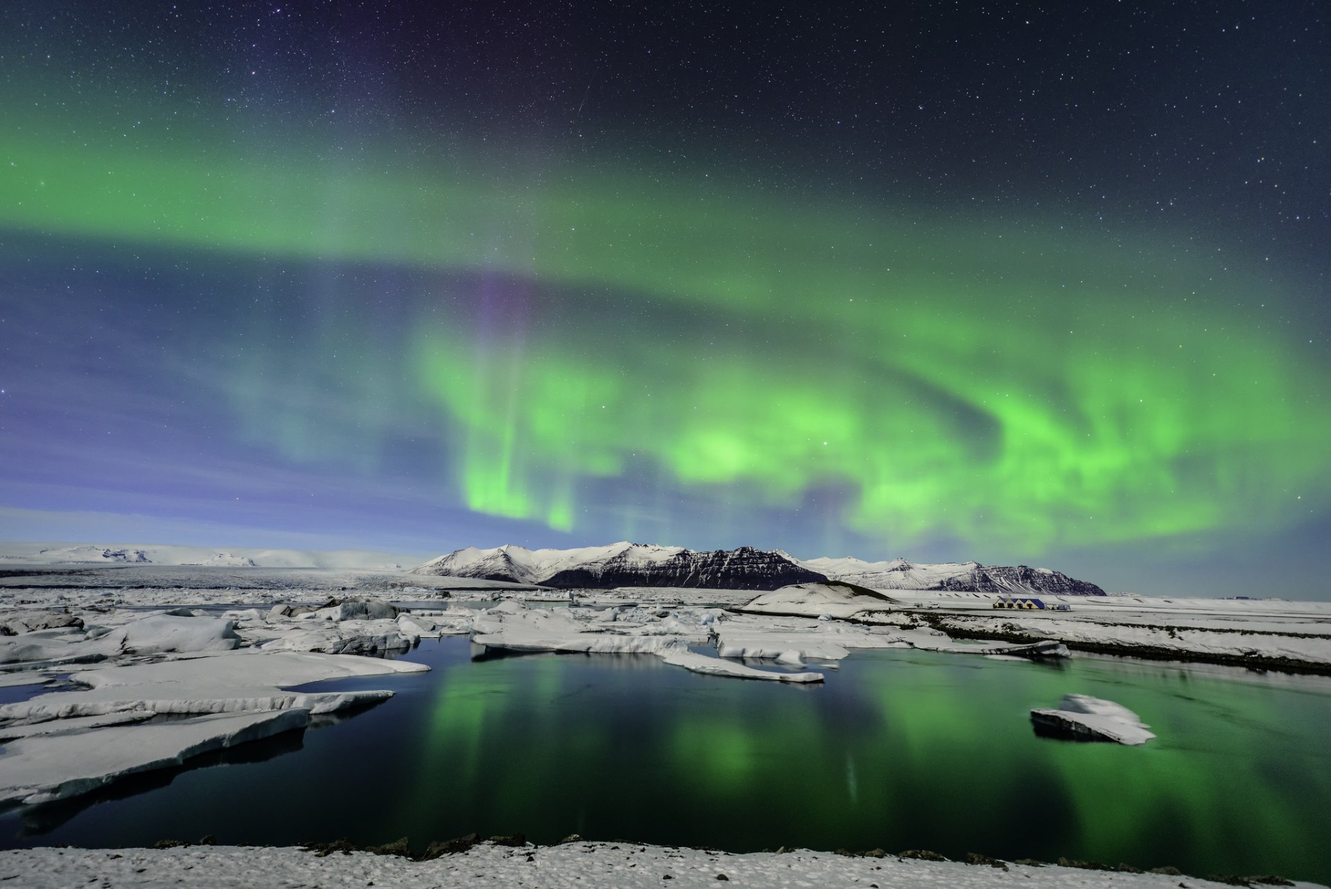 laguna glaciale islanda aurora boreale banchi di ghiaccio ghiacci montagne