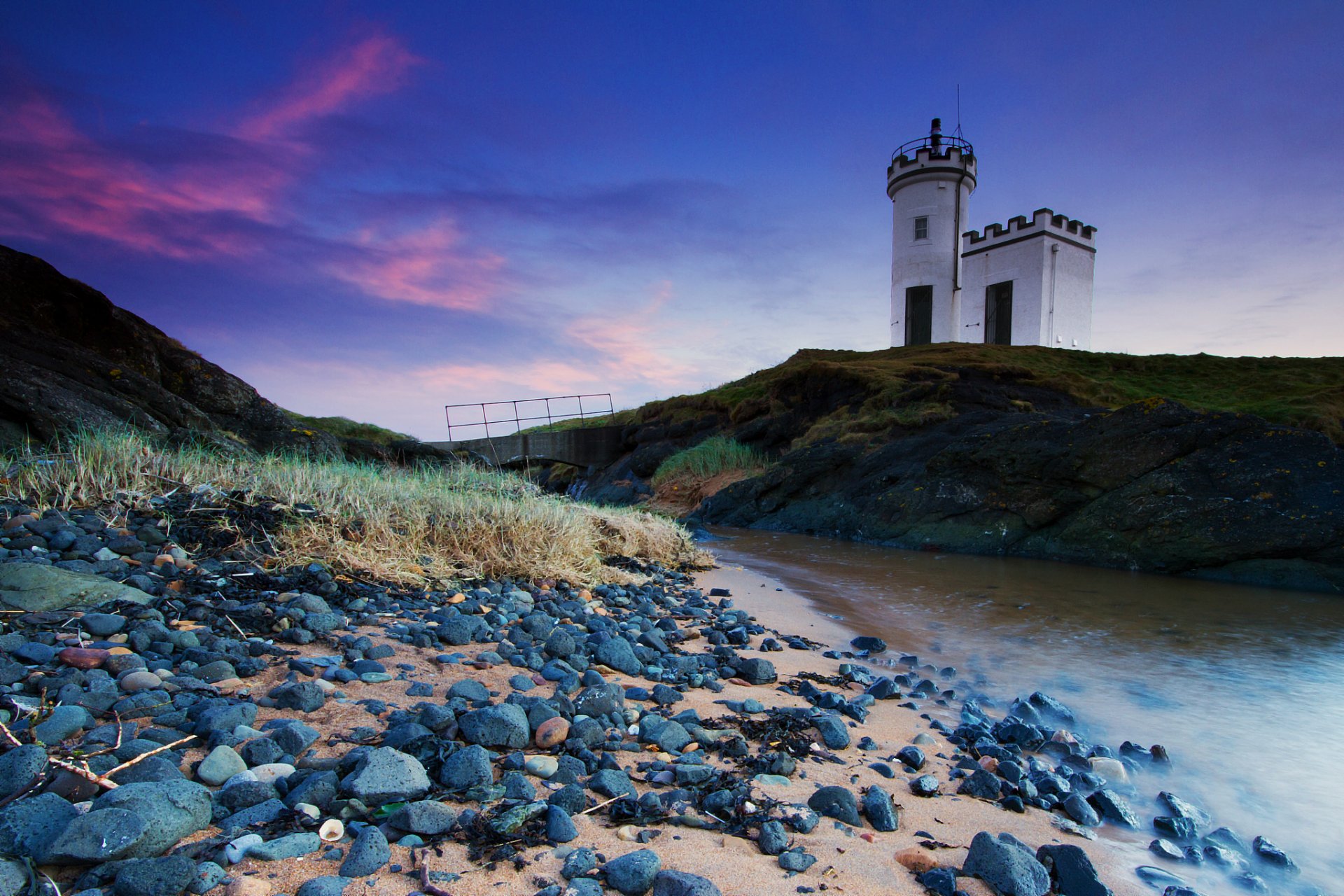 großbritannien schottland leuchtturm hügel bach gras steine blau himmel wolken