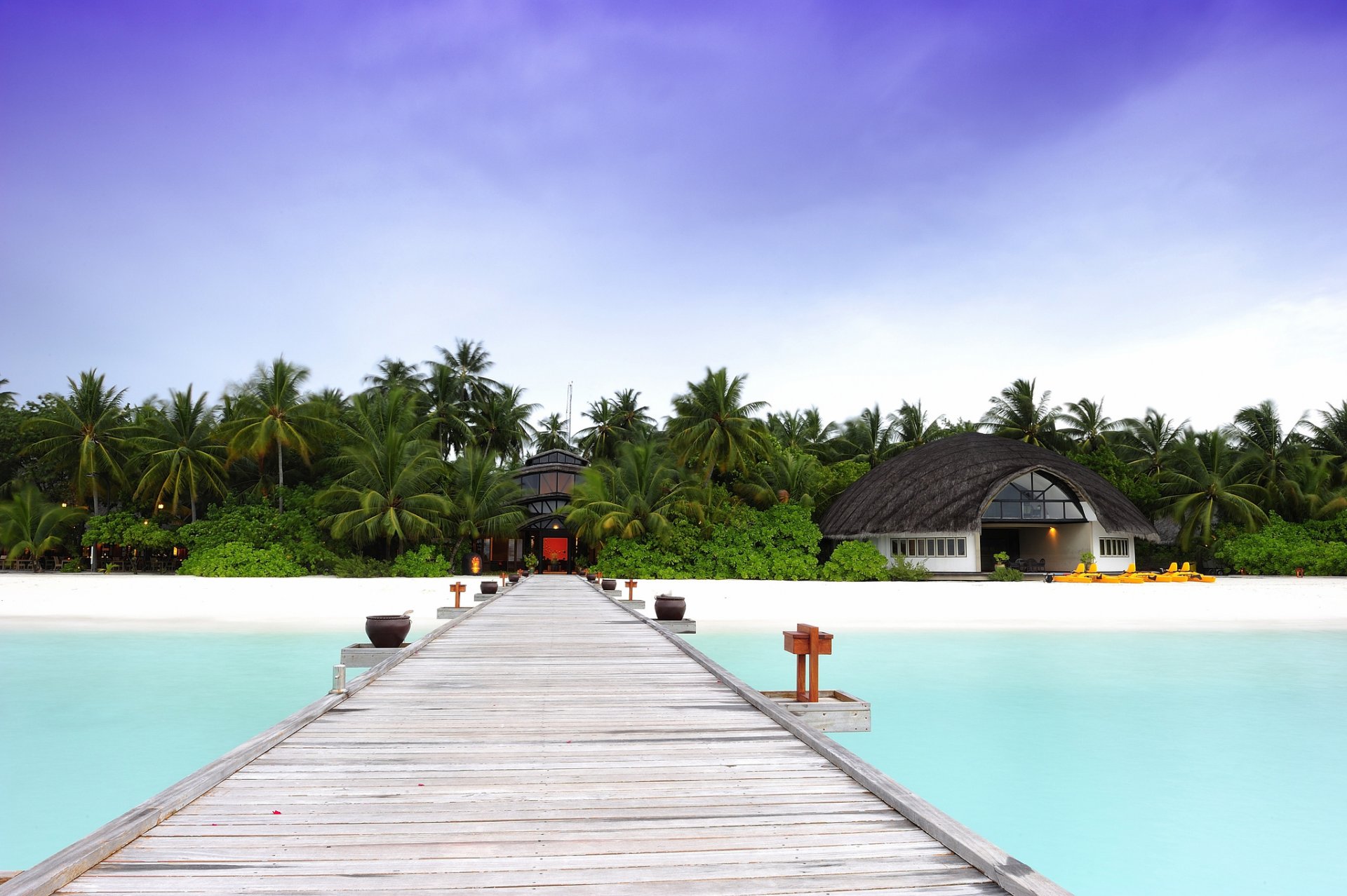 maldivas angsana velavaru hotel puente bungalow cabaña árboles palmeras naturaleza océano playa arena