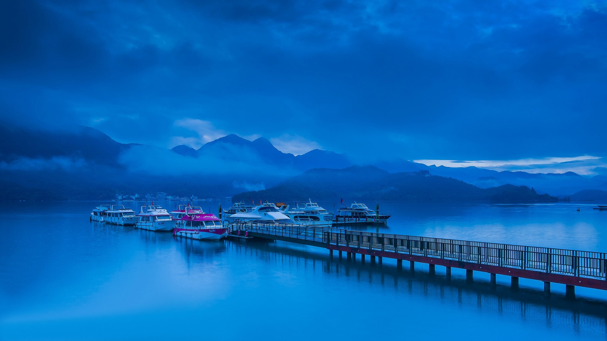 montañas lago muelle nubes