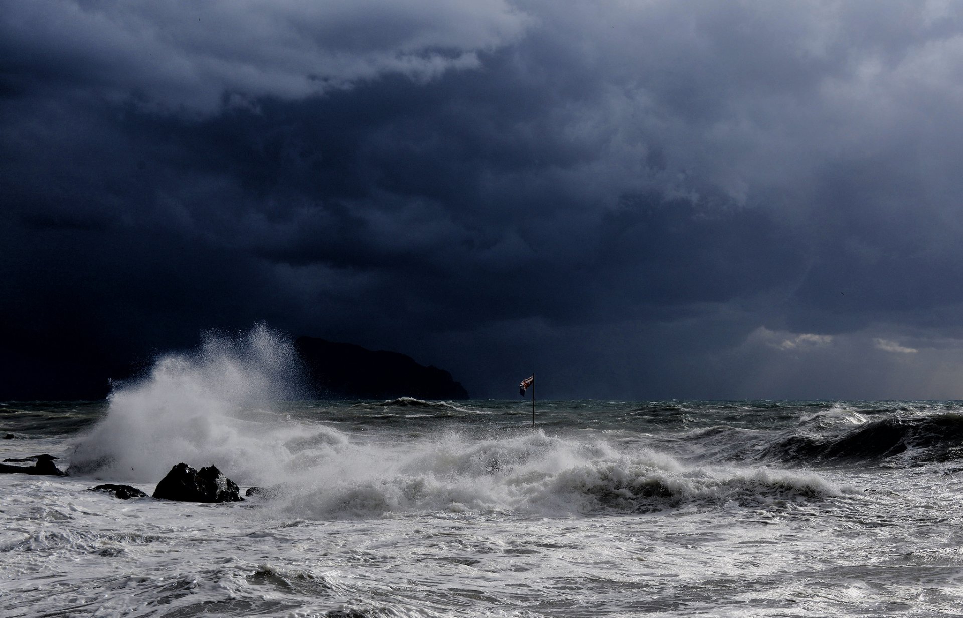 mer vagues nuages tempête