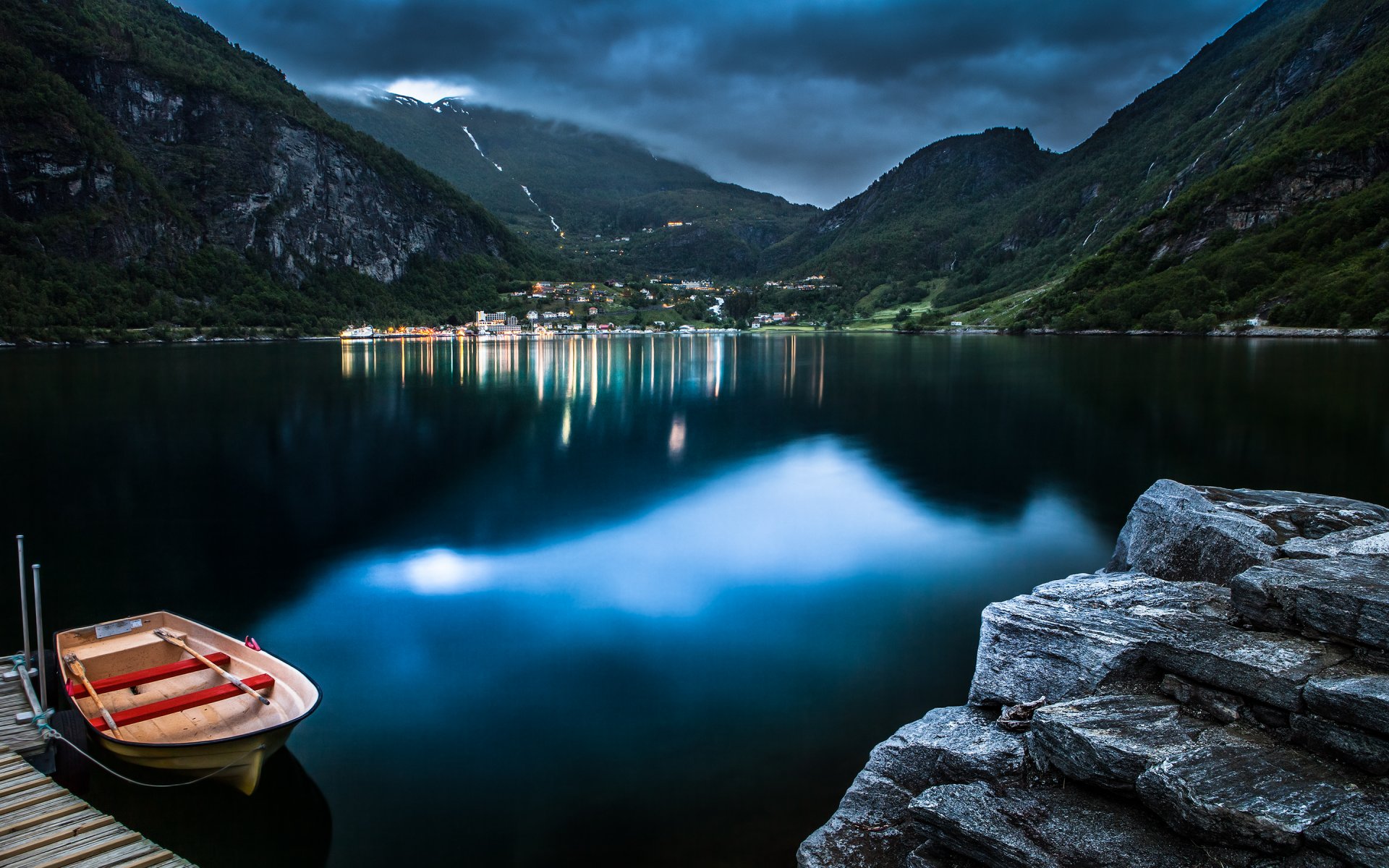 geiranger noruega lago barco montañas