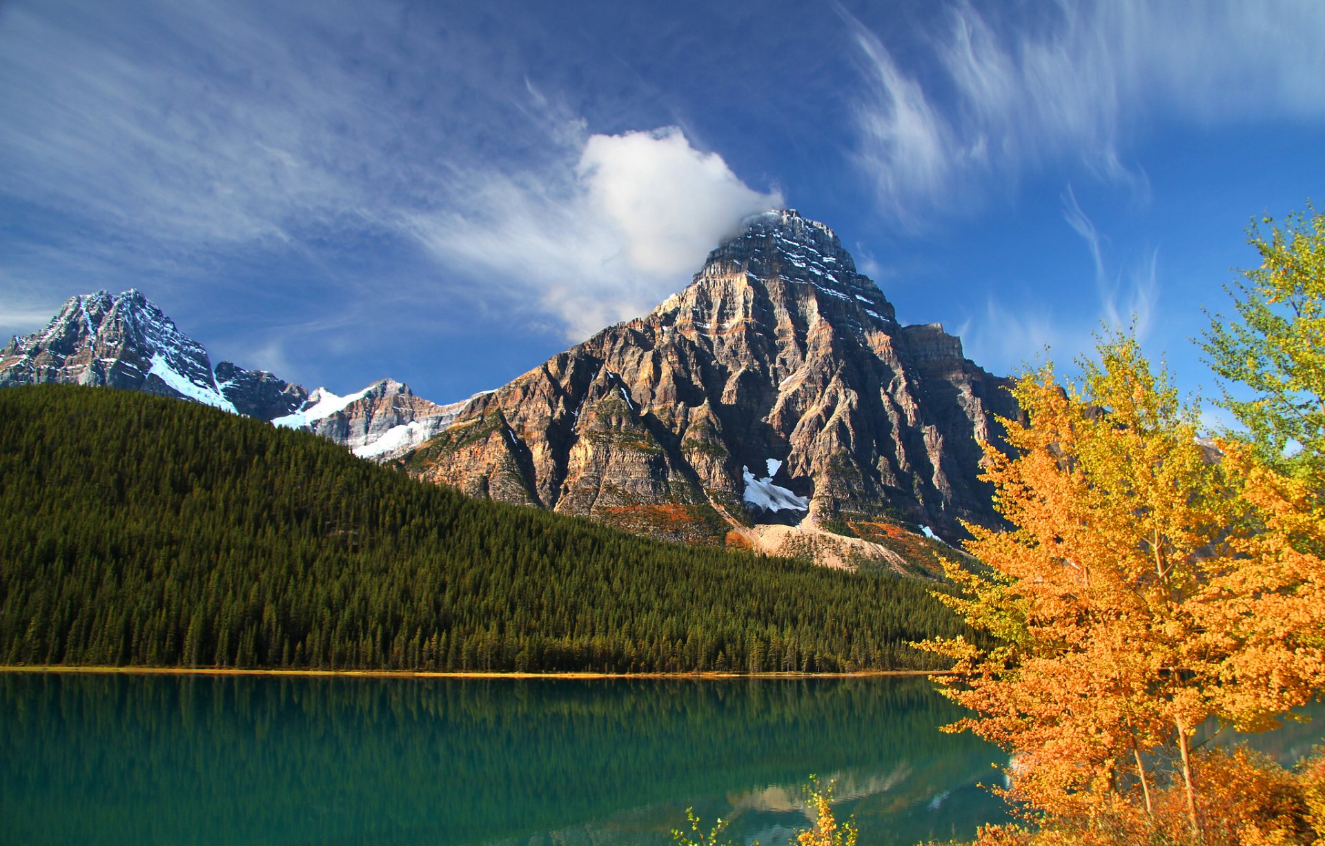 lago inferior de aves acuáticas parque nacional banff alberta canadá howes peak monte kefrén banff lago montañas bosque árboles otoño