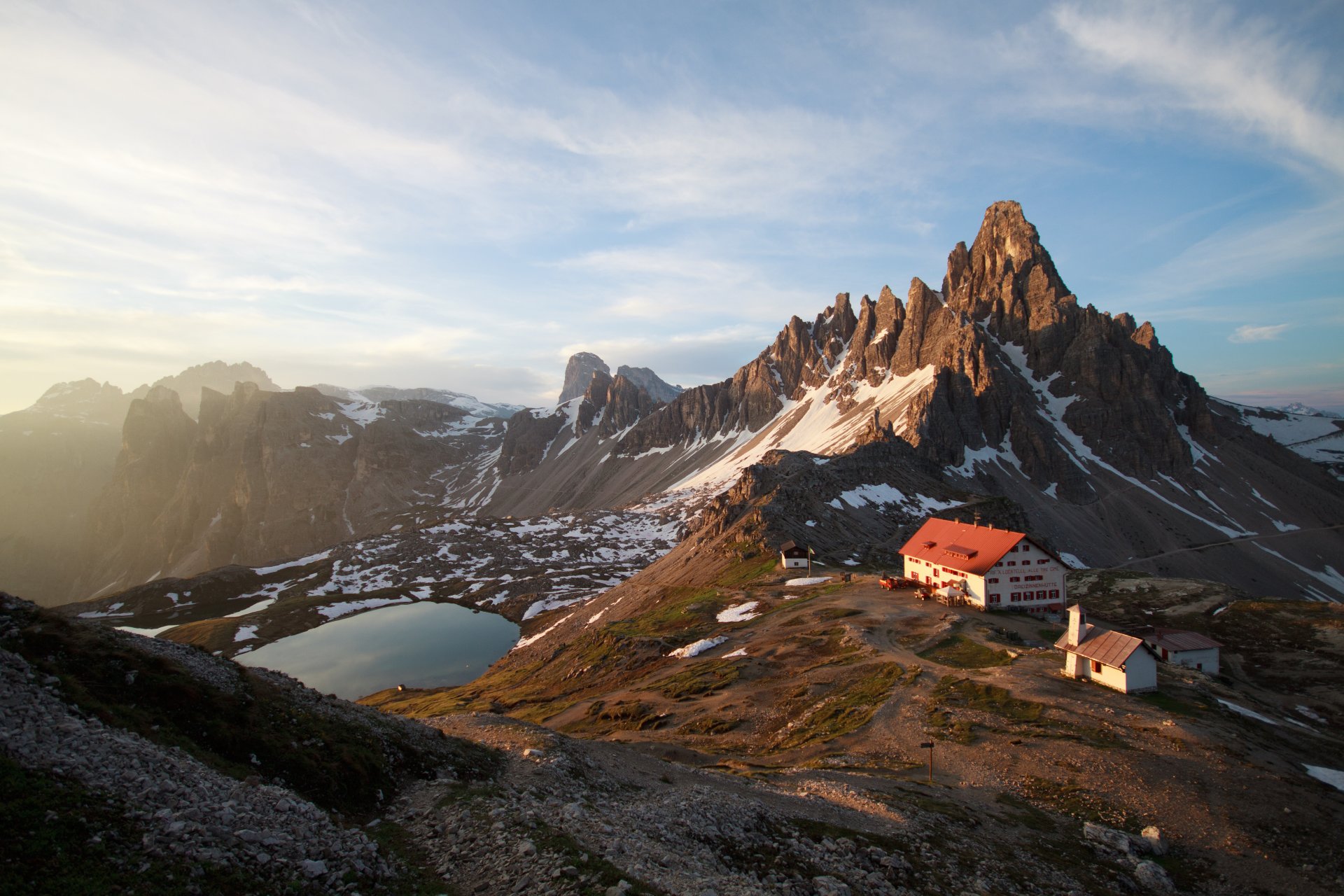 alba sul monte paterno e alloggio locatelli italia natura paesaggio cielo nuvole alba sul monte paterno e riparo locatelli bellissimo