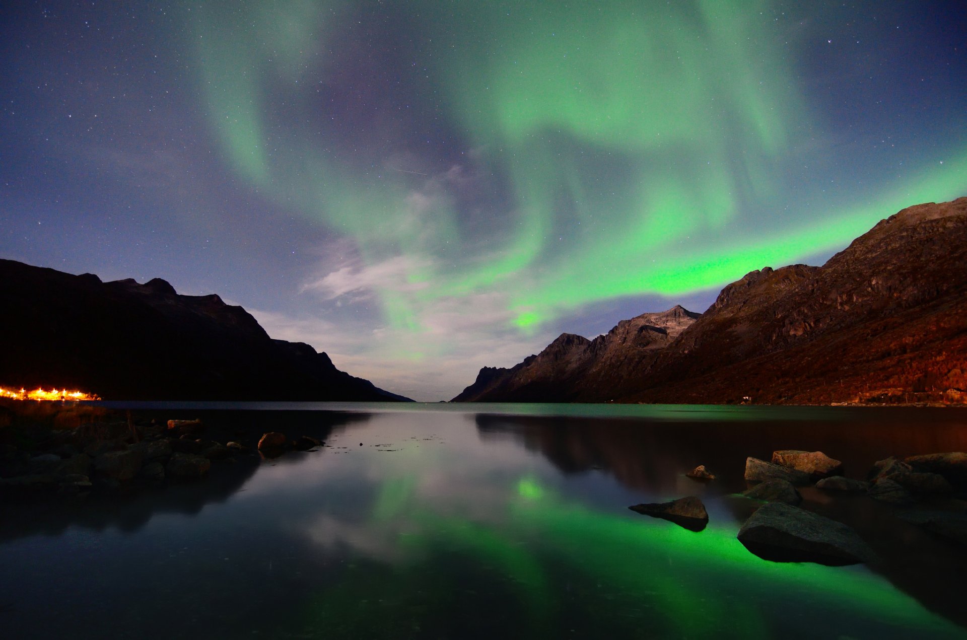 norwegen nacht berge bucht sterne nordlichter reflexion