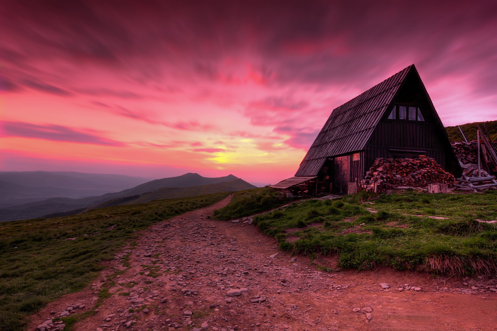 pologne montagnes polonina wetlinska maison route coucher de soleil crépuscule