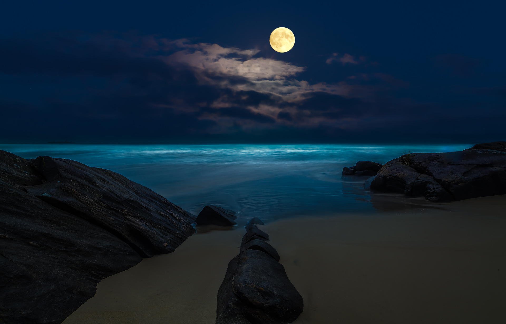 spiaggia notte mare luna luna piena rocce