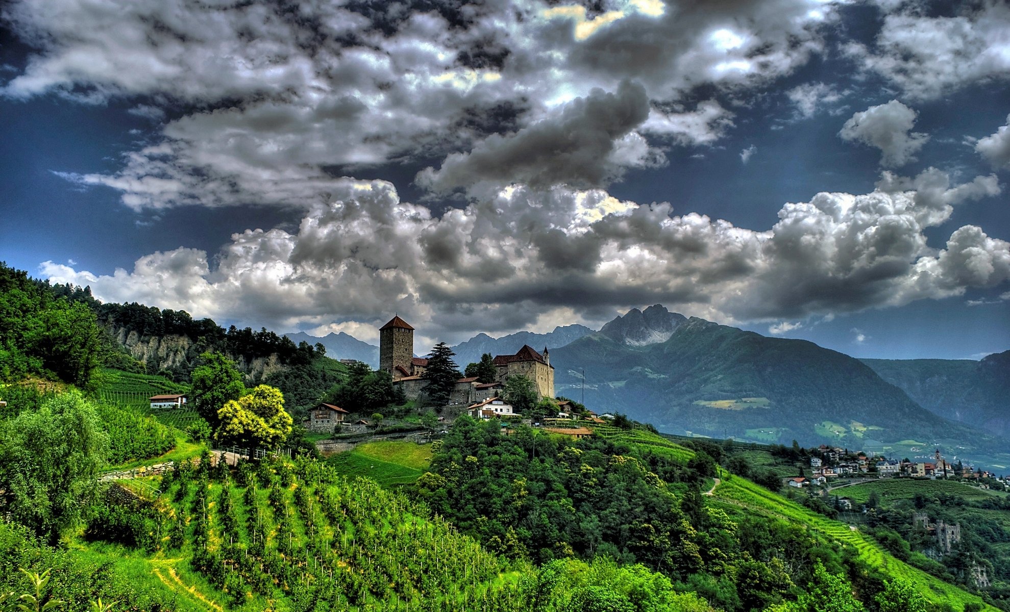 tyrol wieś trentino alto adige południowy tyrol włochy zamek tyrolski wieś tirolo trentino alto adige zamek góry panorama