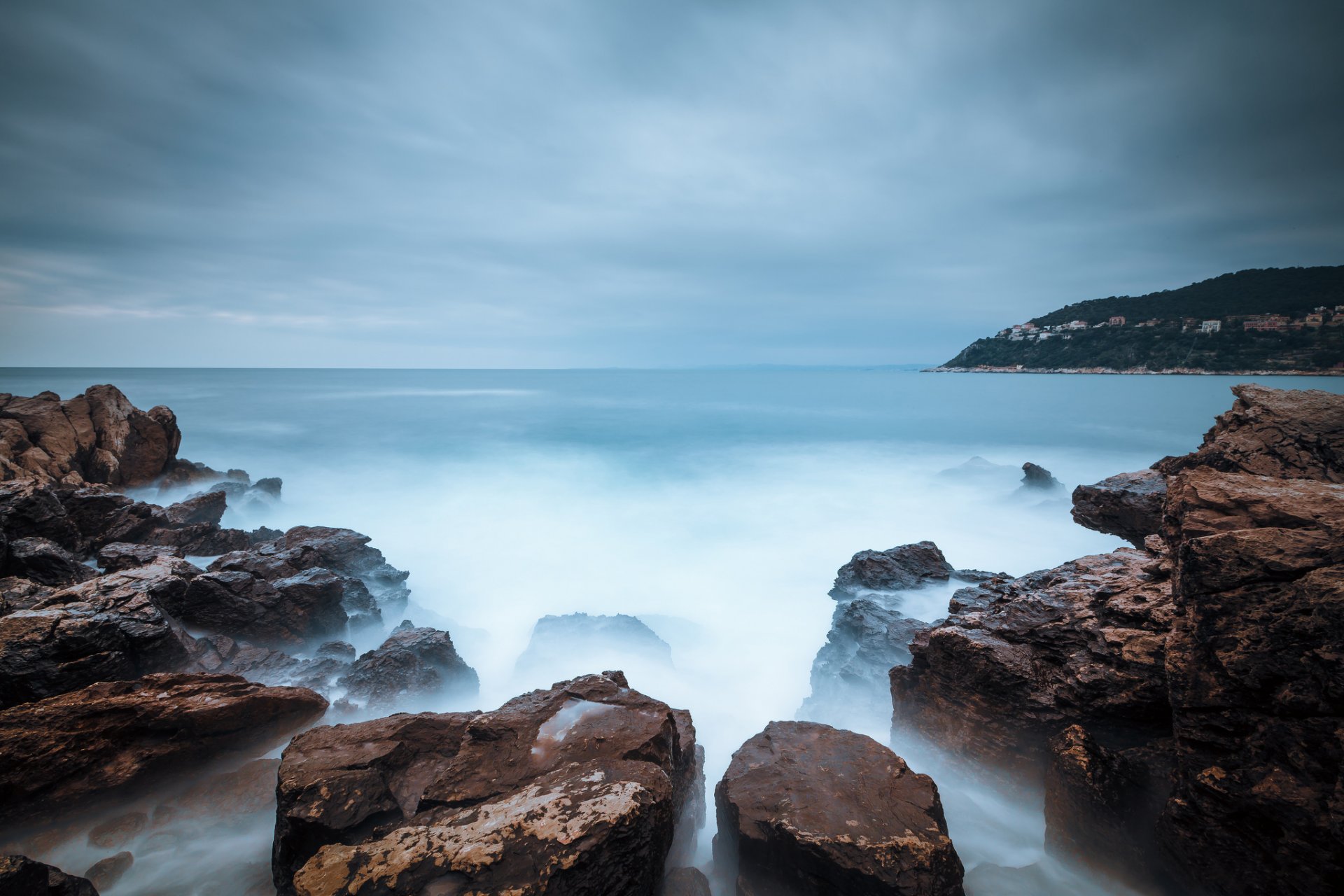 mar playa piedras rocas nubes