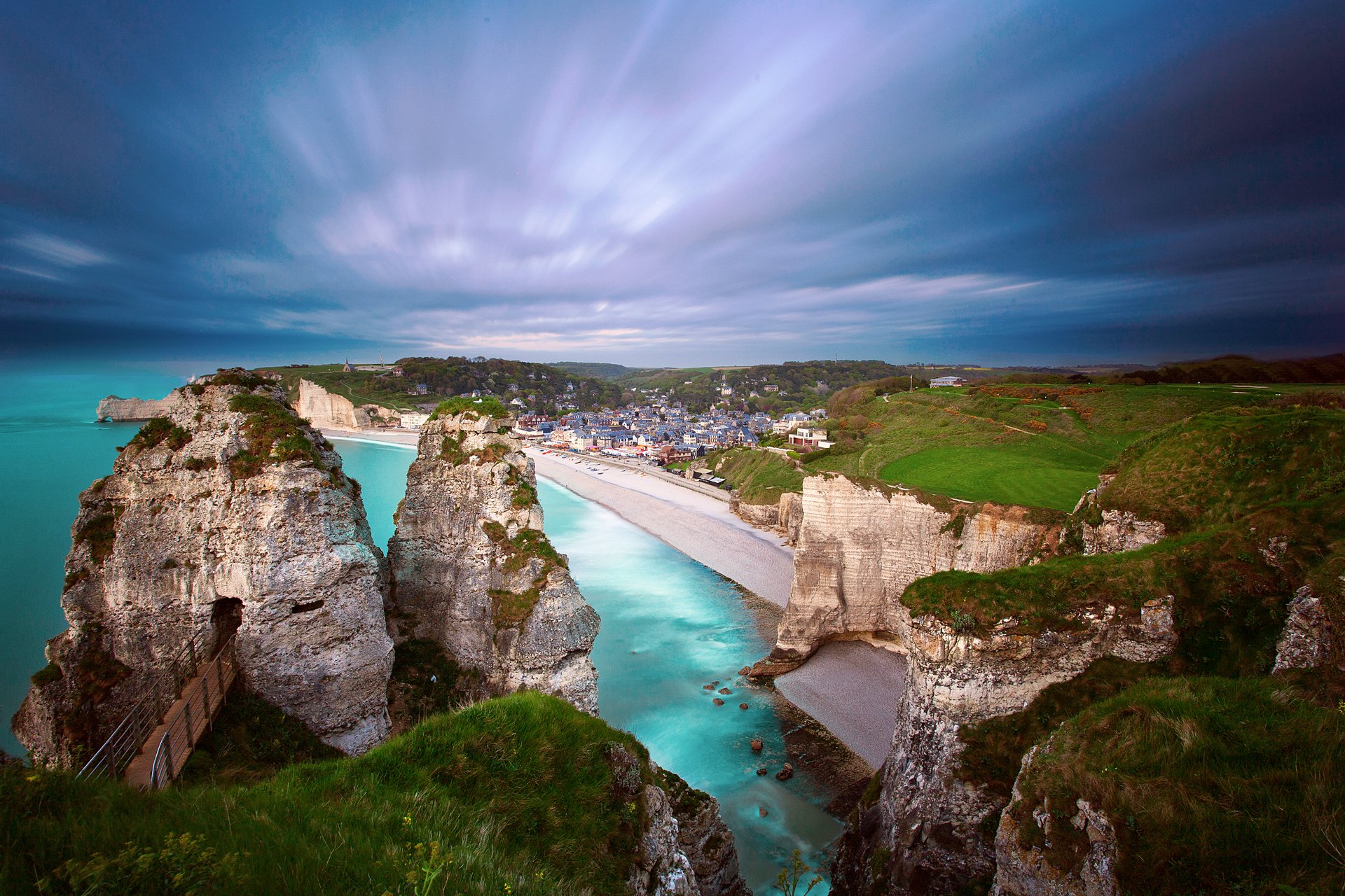 francia normandia costa spiaggia rocce mare cielo tramonto case