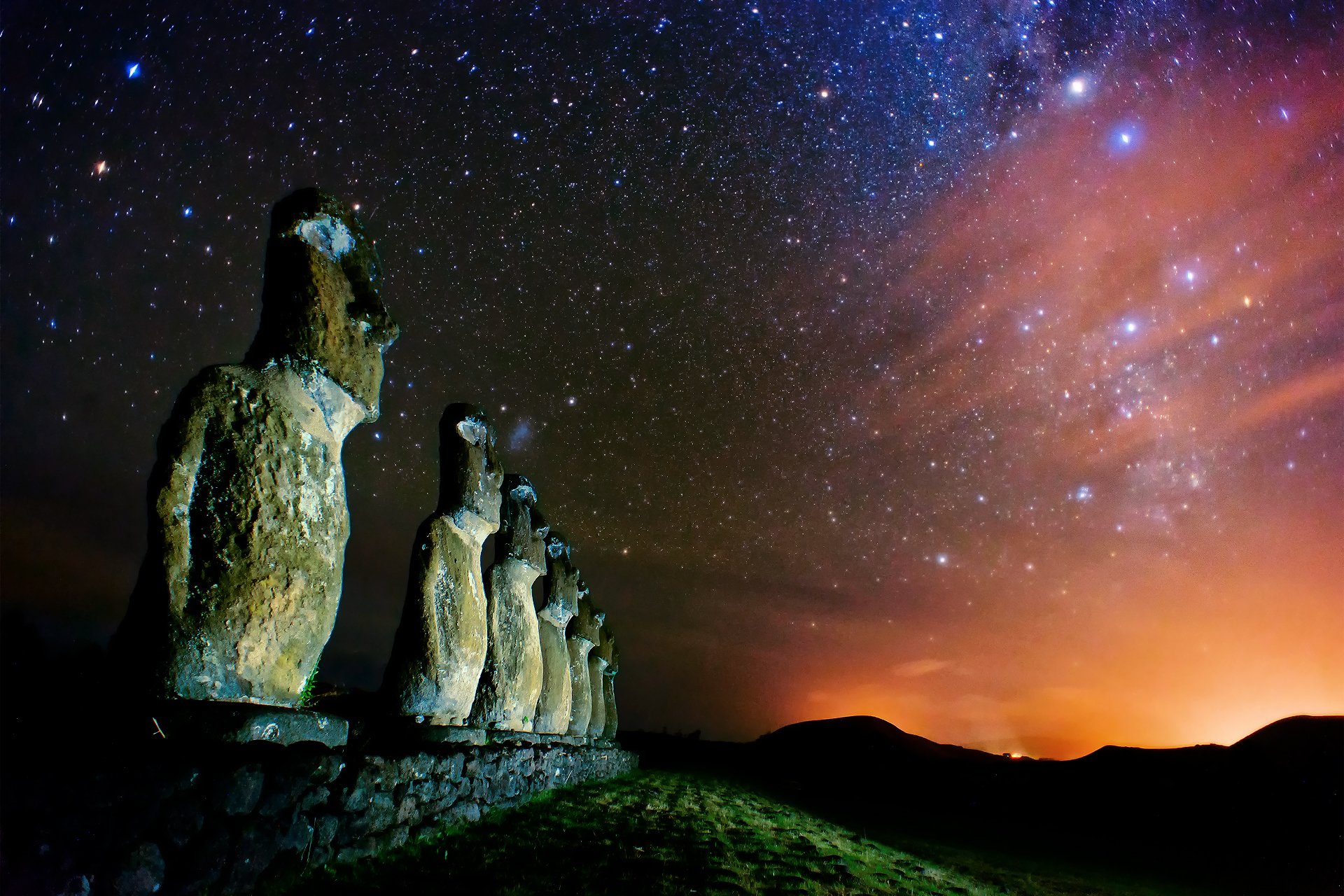 ostor pasqua rapa nui statue moai notte via lattea nuvole di magelan stelle