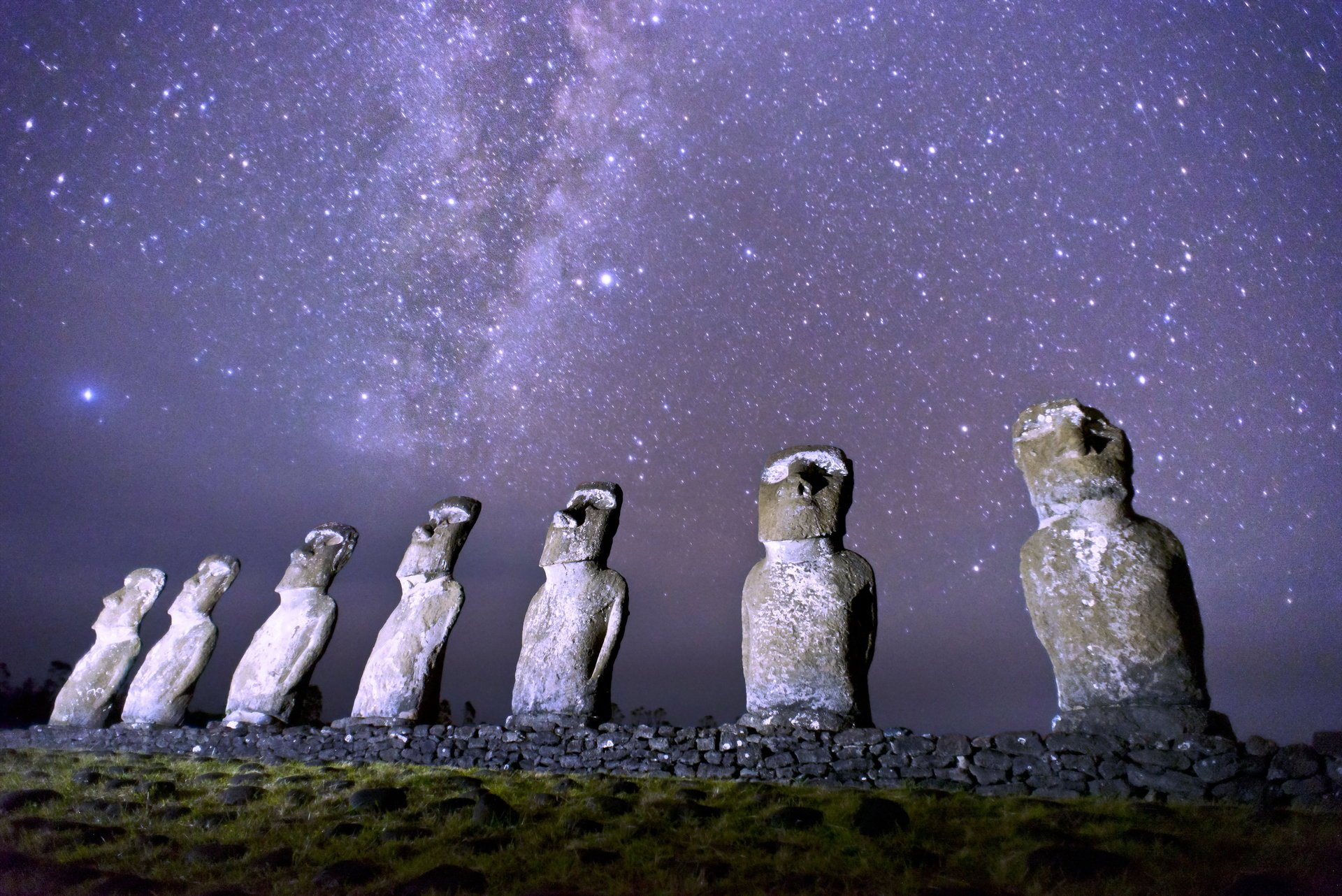 starożytni ostorw wielkanocy rapa nui posągi moai noc droga mleczna obłoki magelana gwiazdy