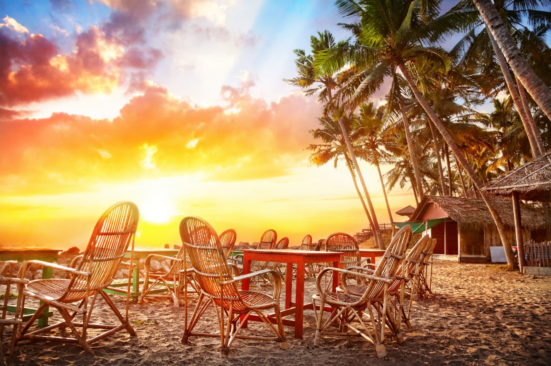 club ozean tropisch küste sonnenuntergang indien landschaft stühle palmen meer wasser hütten himmel wolken sand natur café schön tropisch küste