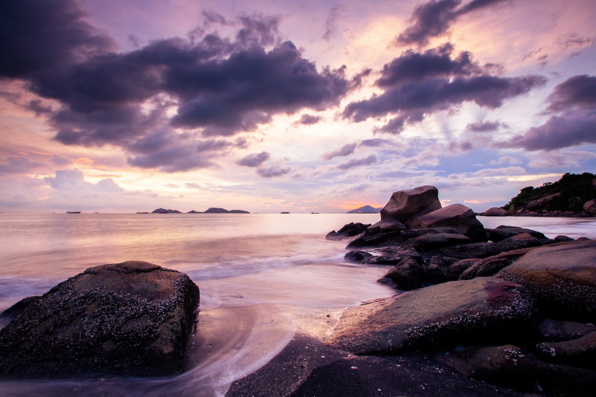 mer plage pierres coucher de soleil lilas