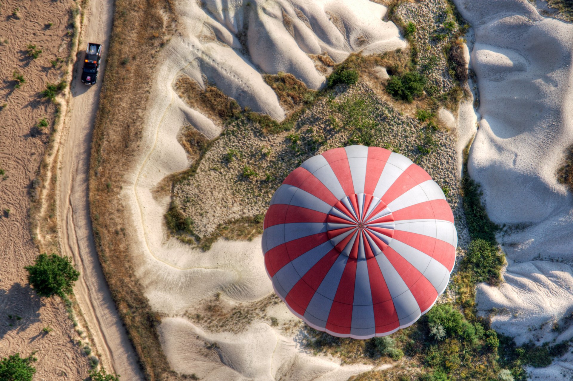 ballon wüste straße auto ansicht höhe