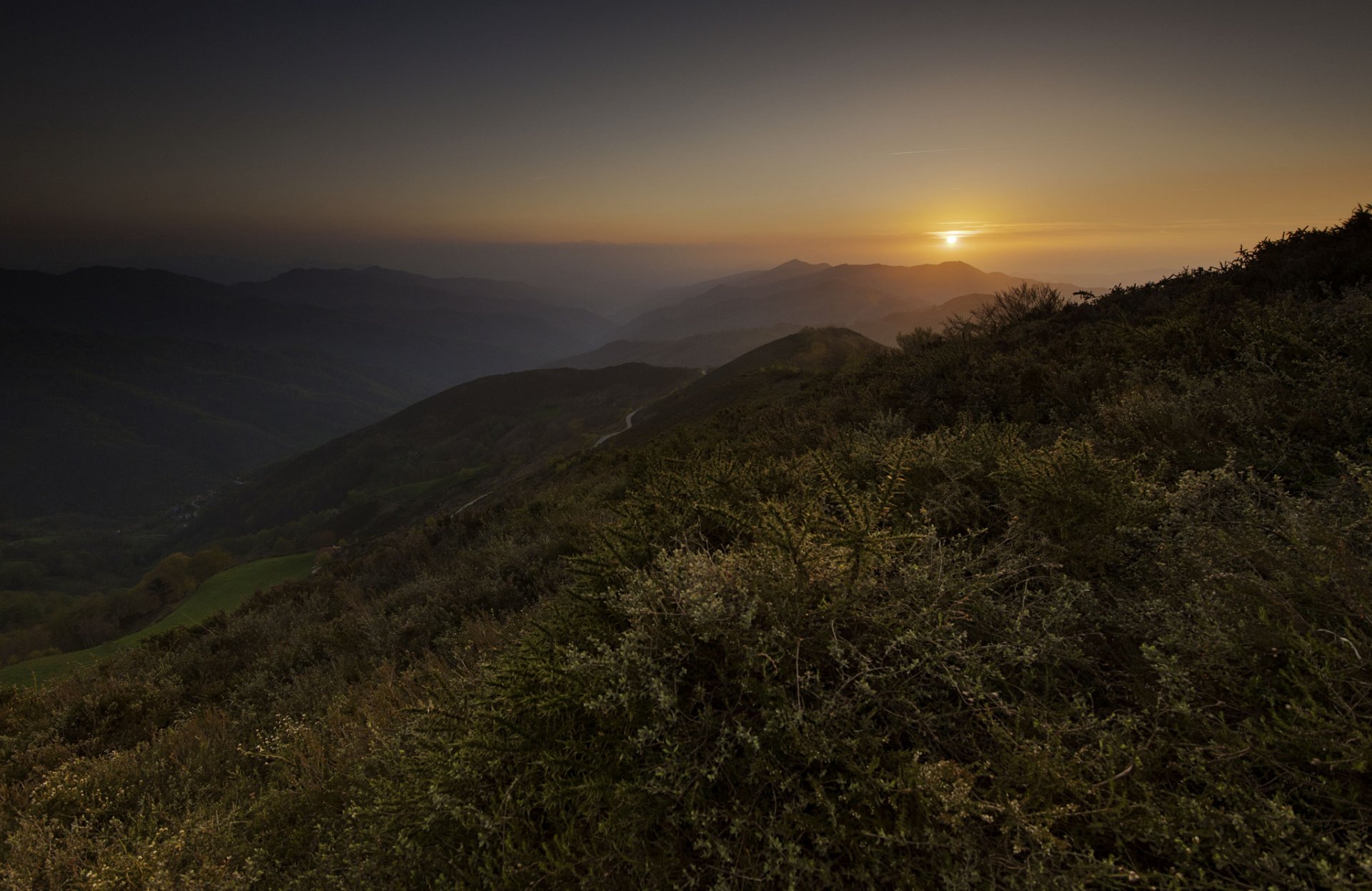 montagnes soleil coucher de soleil crépuscule