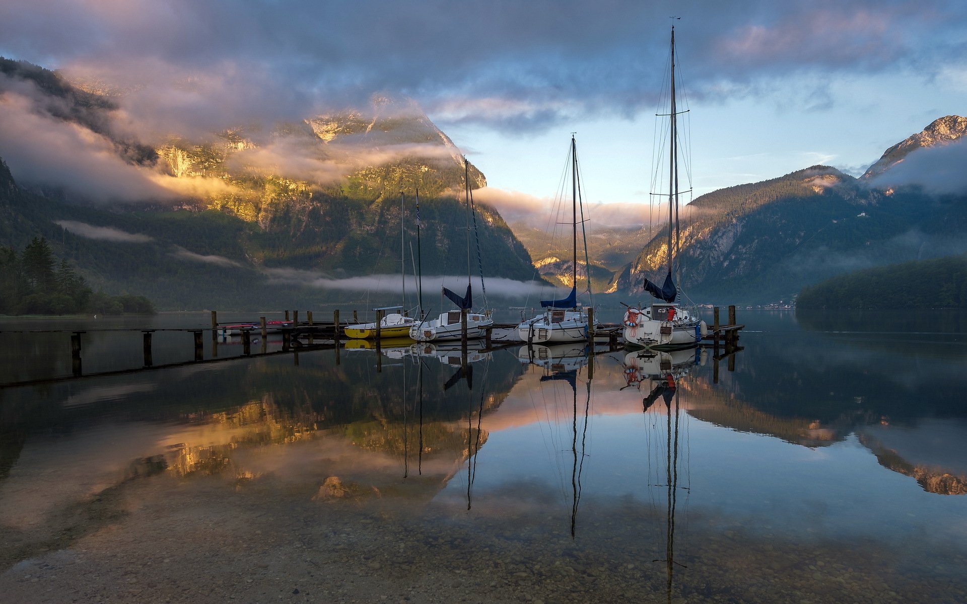 lago montañas barcos