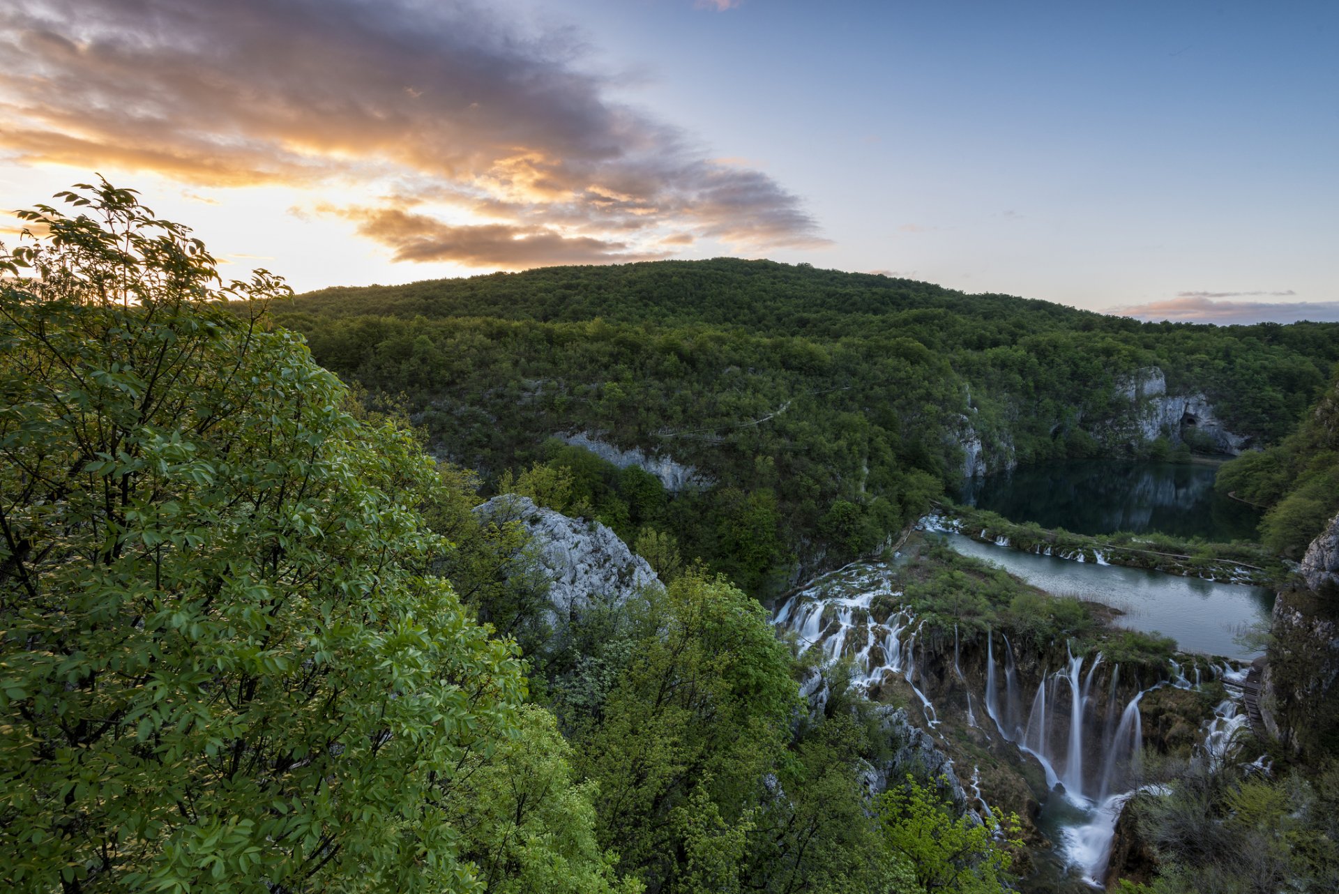 parque nacional croacia vista lago cascadas montañas árboles mañana