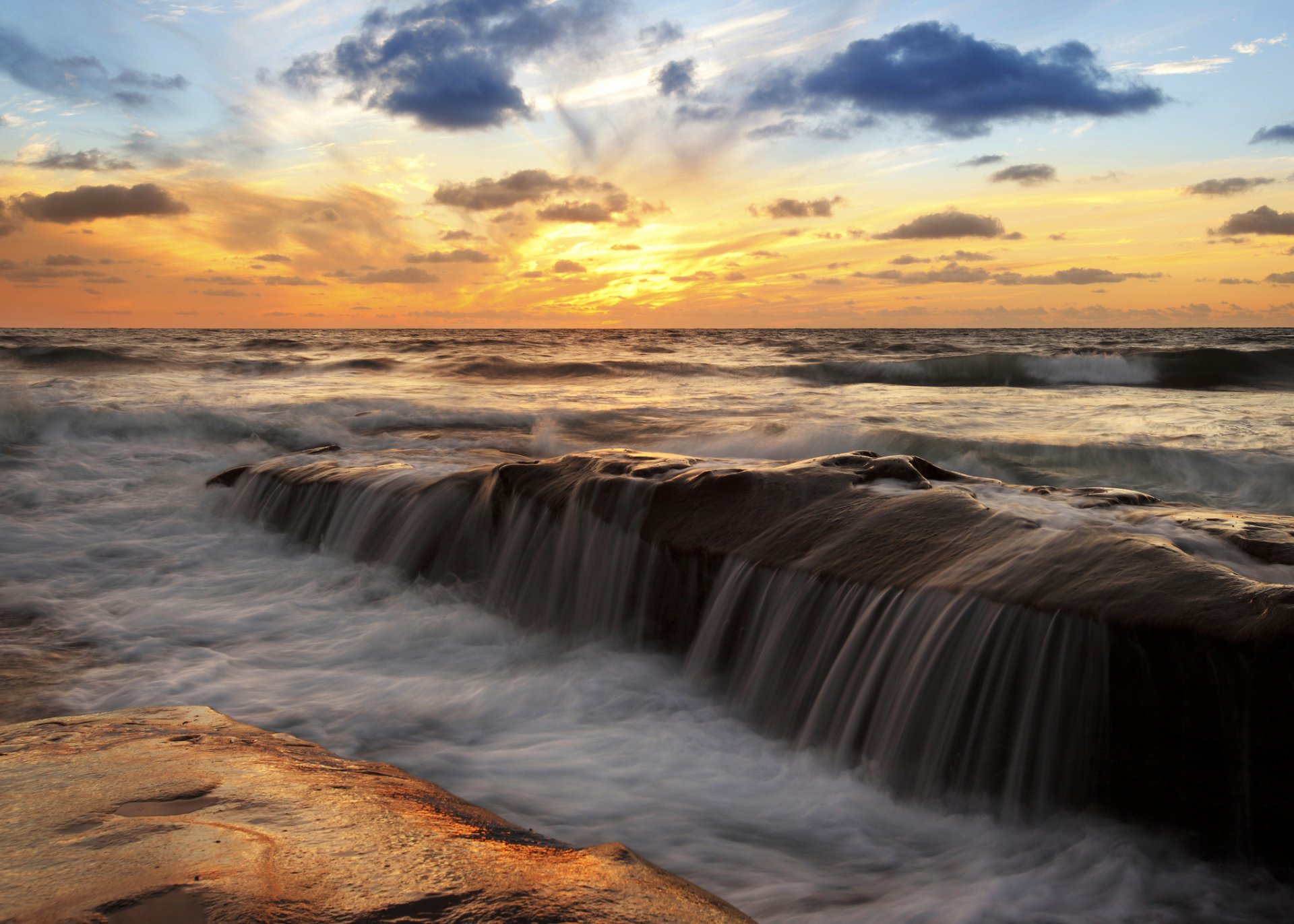 morze ocean niebo chmury strumienie skały