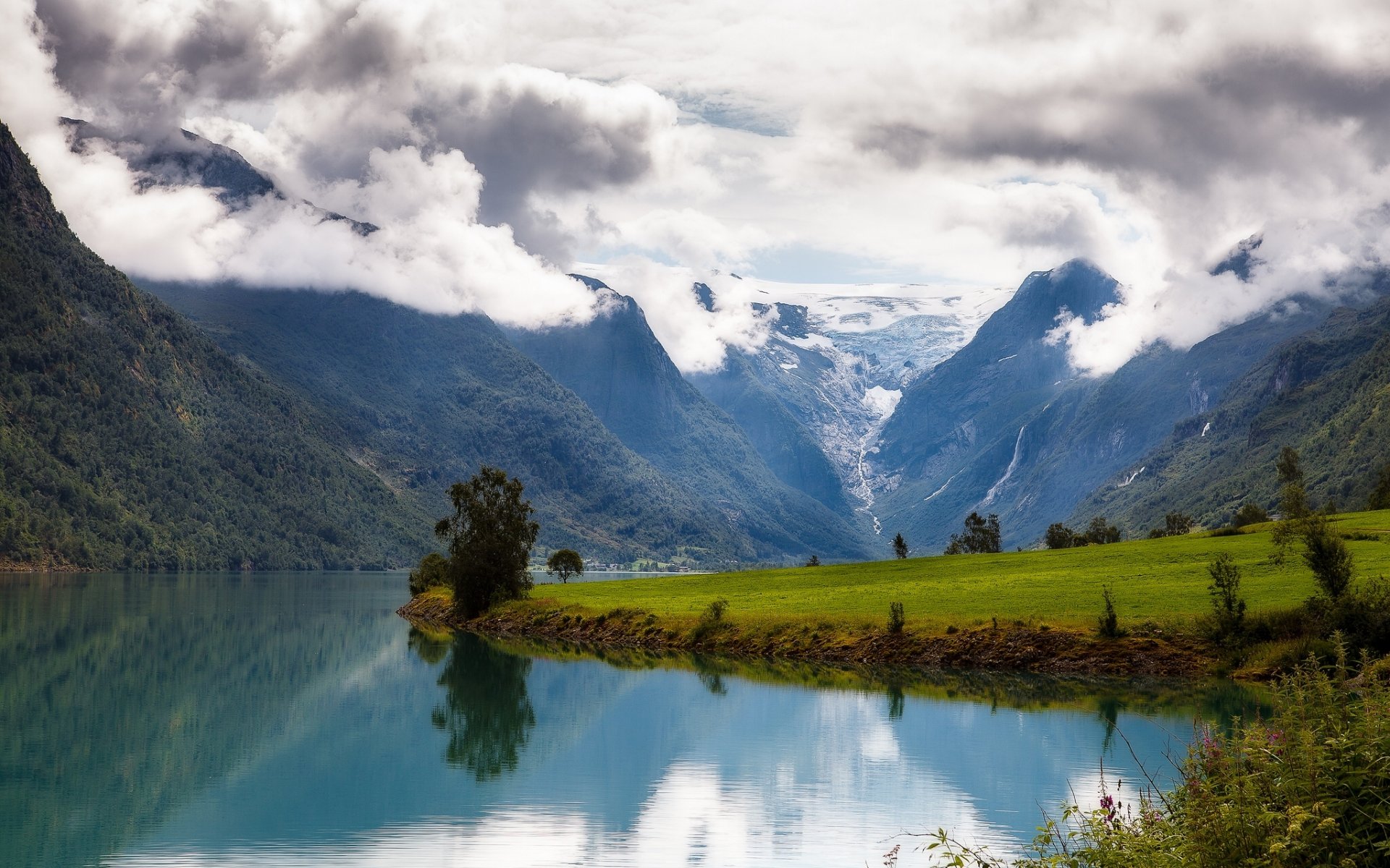 oldedalen nordfjord norvège nur fjord montagnes prairie nuages