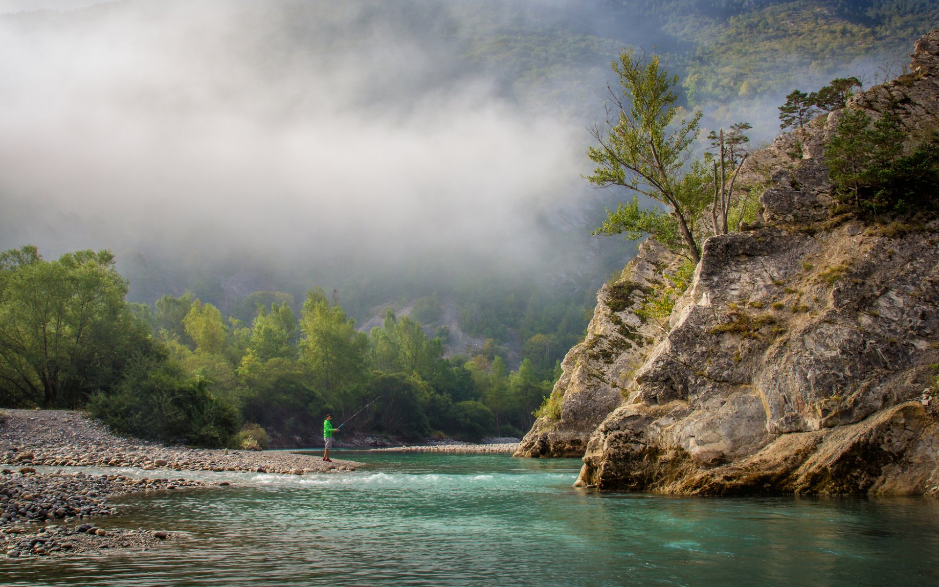 france provence montagnes arbres rivière verdon pêcheur pêche