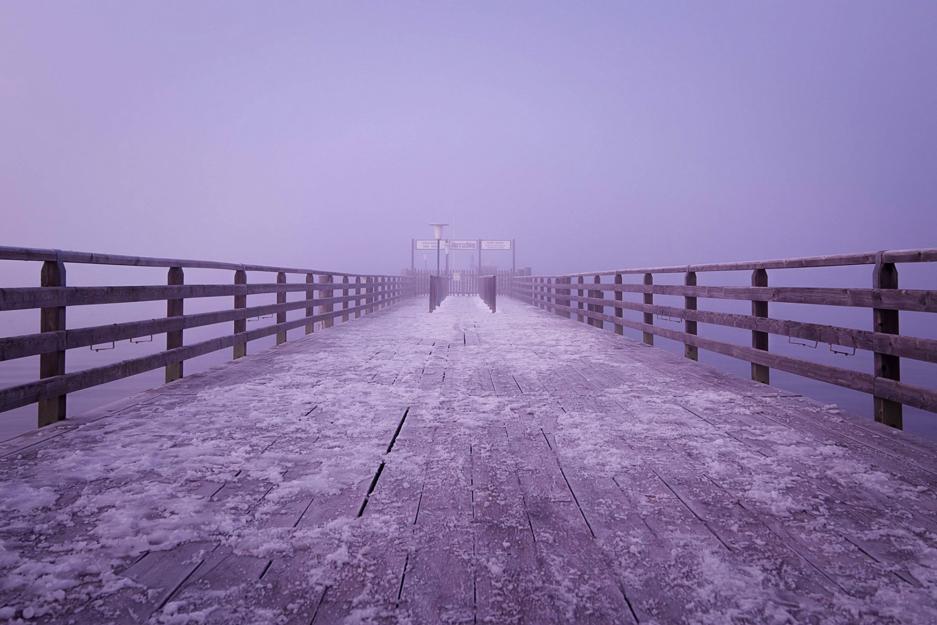 germania inverno neve lago ponte di legno lanterna targa nebbia lilla sfondo