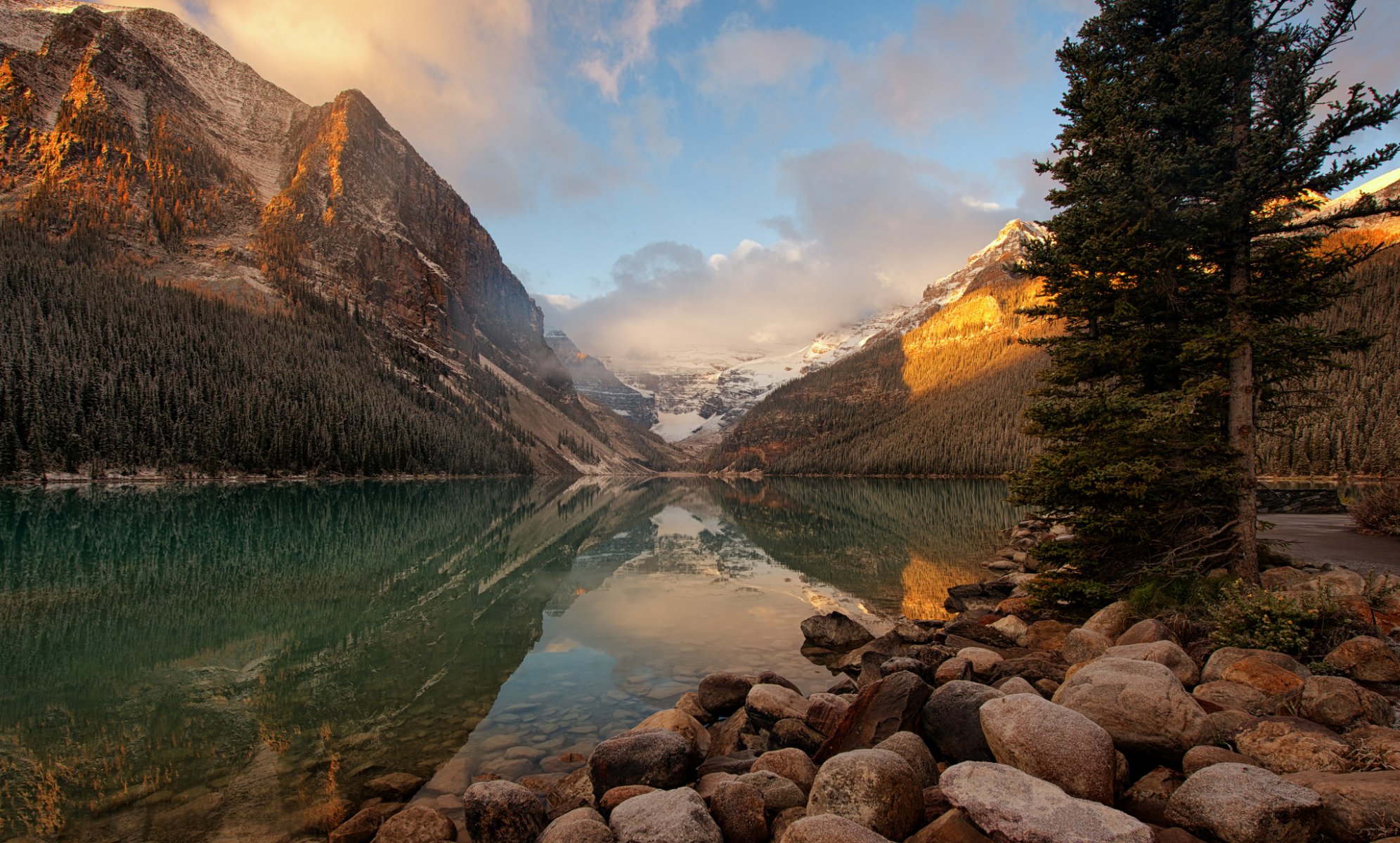 kanada banff park narodowy jezioro polodowcowe louise poranek wschód słońca